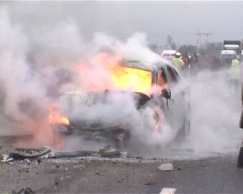 O maşină aflată în mers a luat foc
